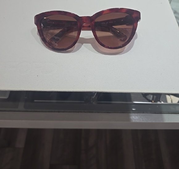 FERRAGAMO   Elegant Red Tortoiseshell Sunglasses - Picture 3 of 5